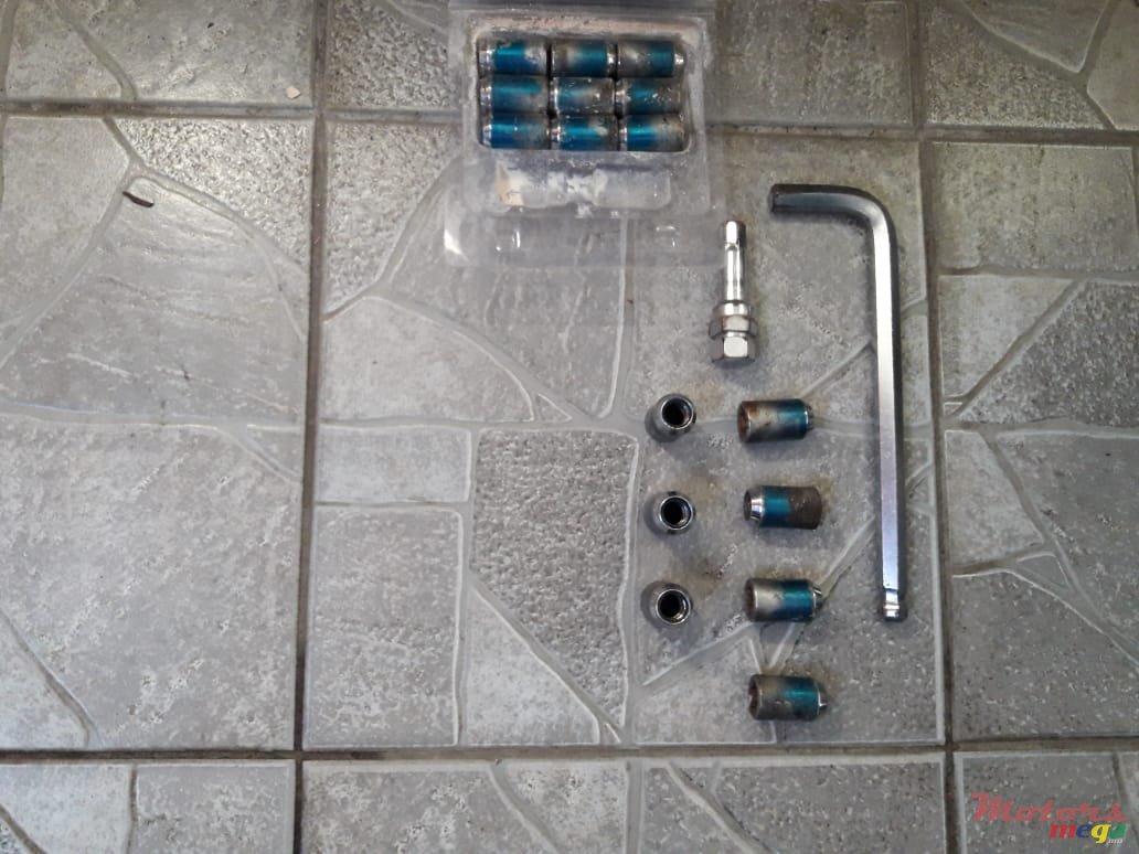 2018' Toyota photo #2