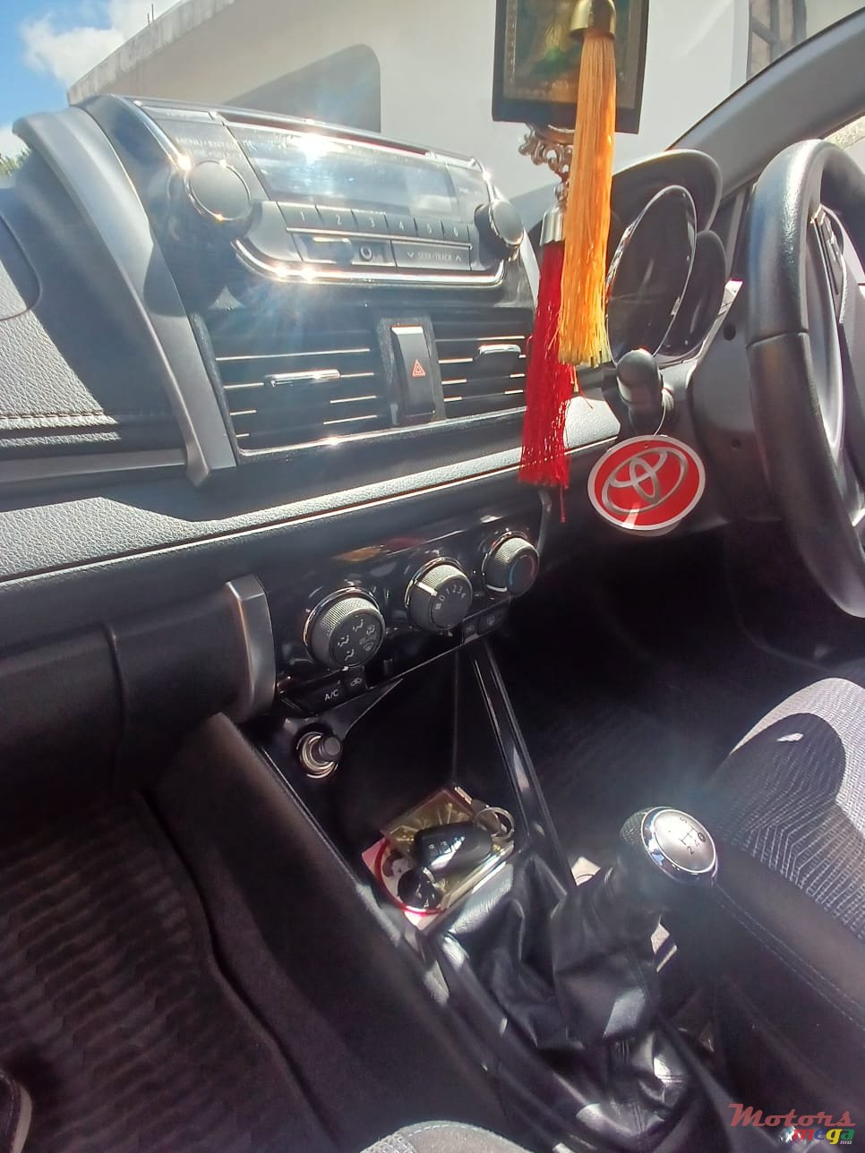 2017' Toyota Yaris photo #2