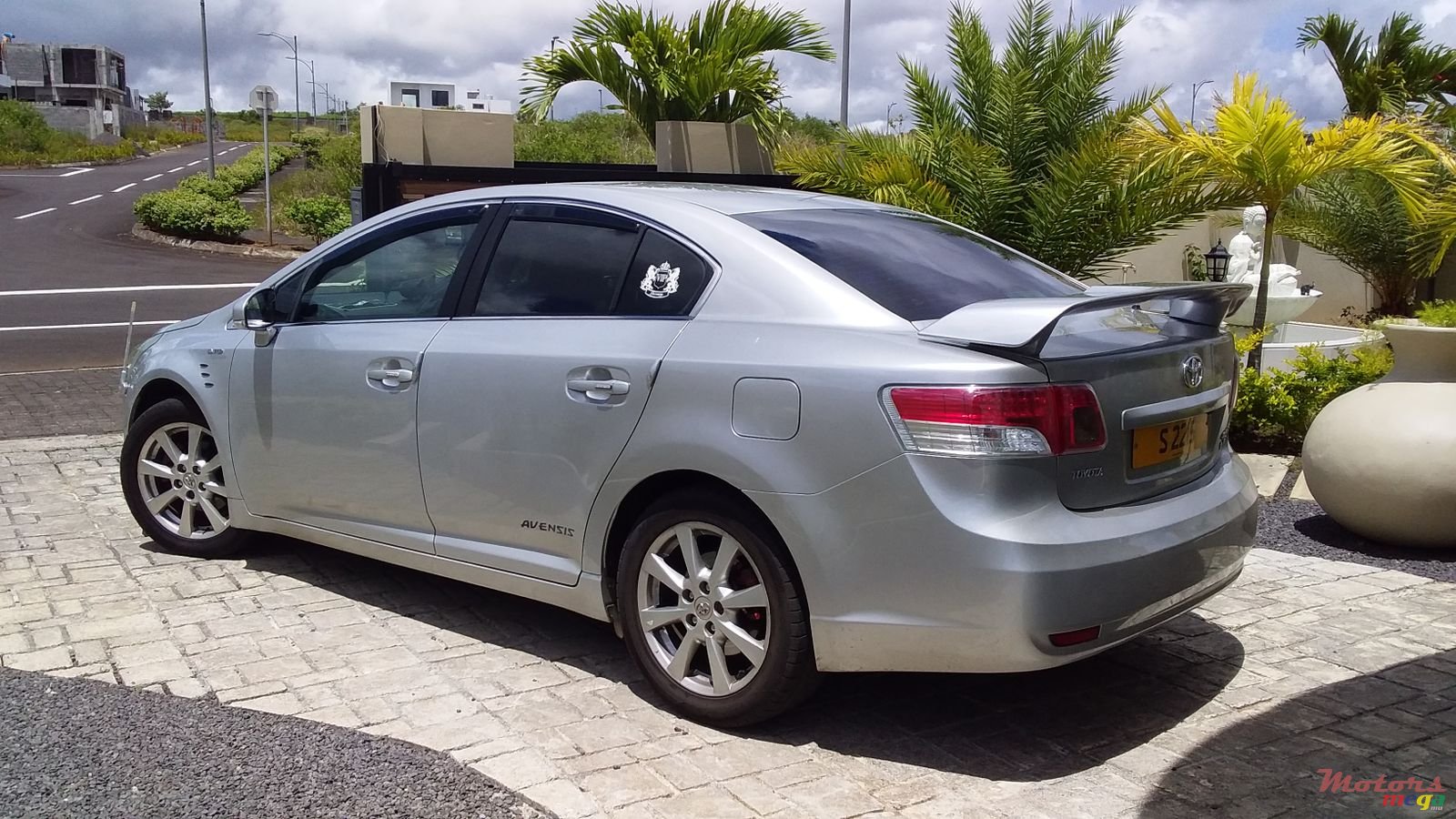 2010' Toyota Avensis photo #1