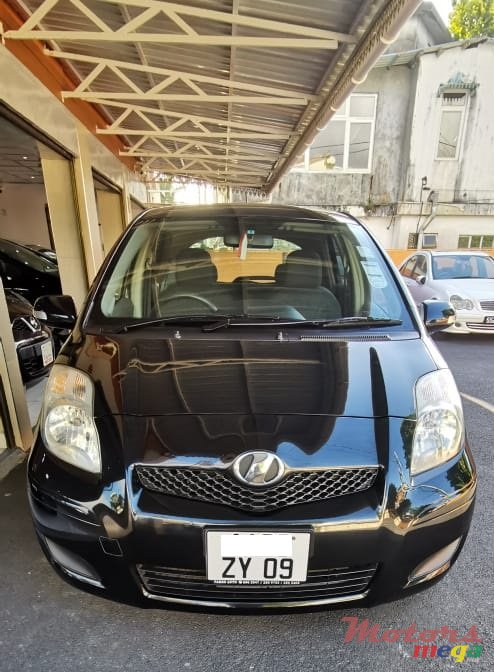 2009' Toyota Vitz photo #1