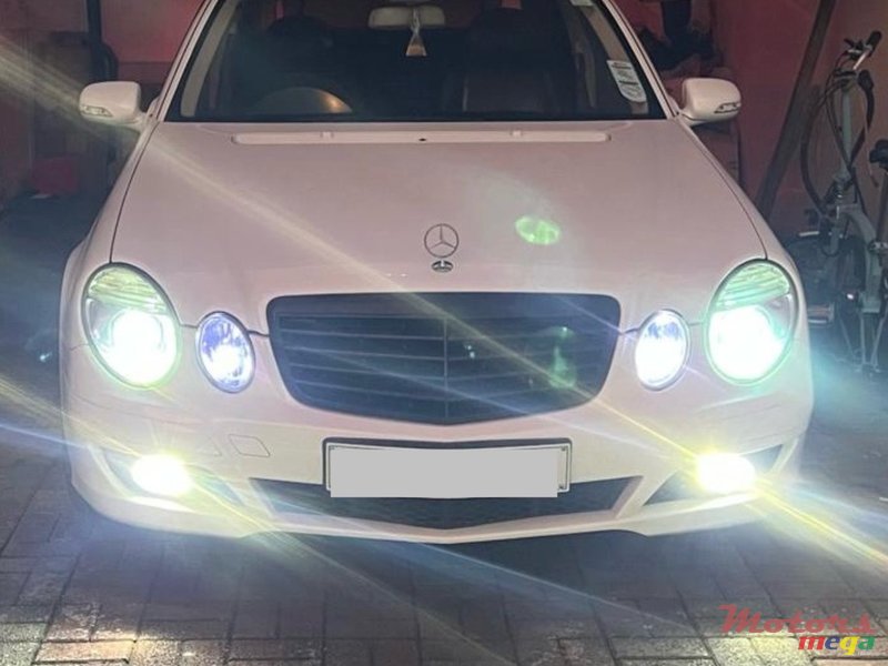2009' Mercedes-Benz 200E photo #1