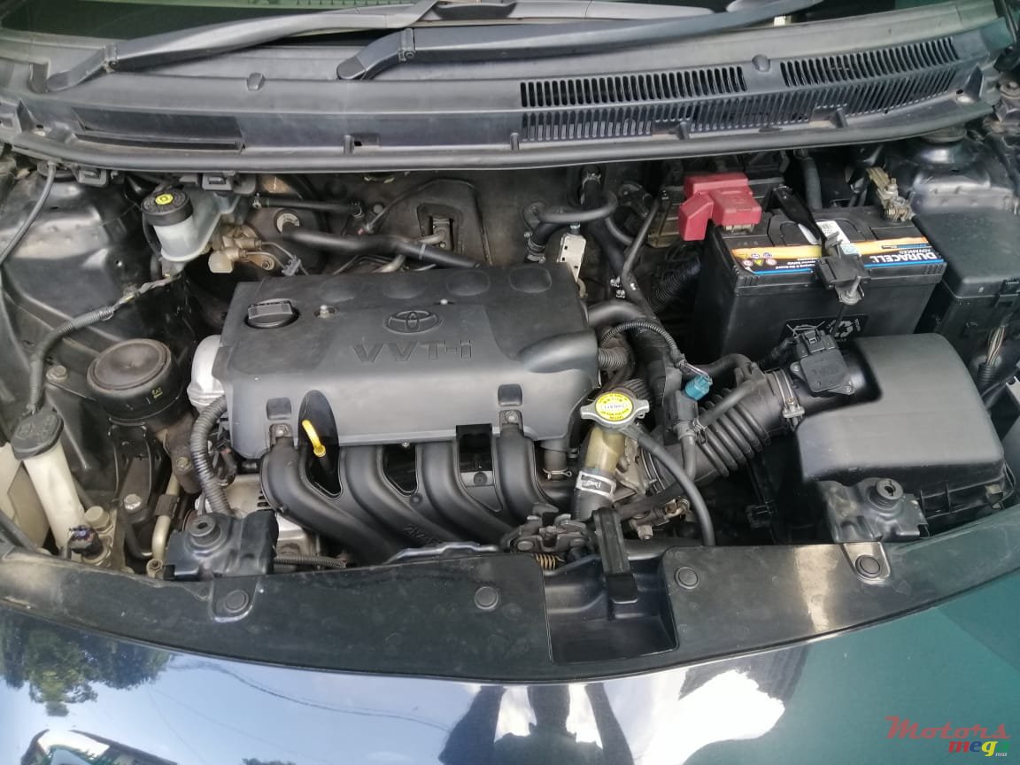 2012' Toyota Yaris photo #5