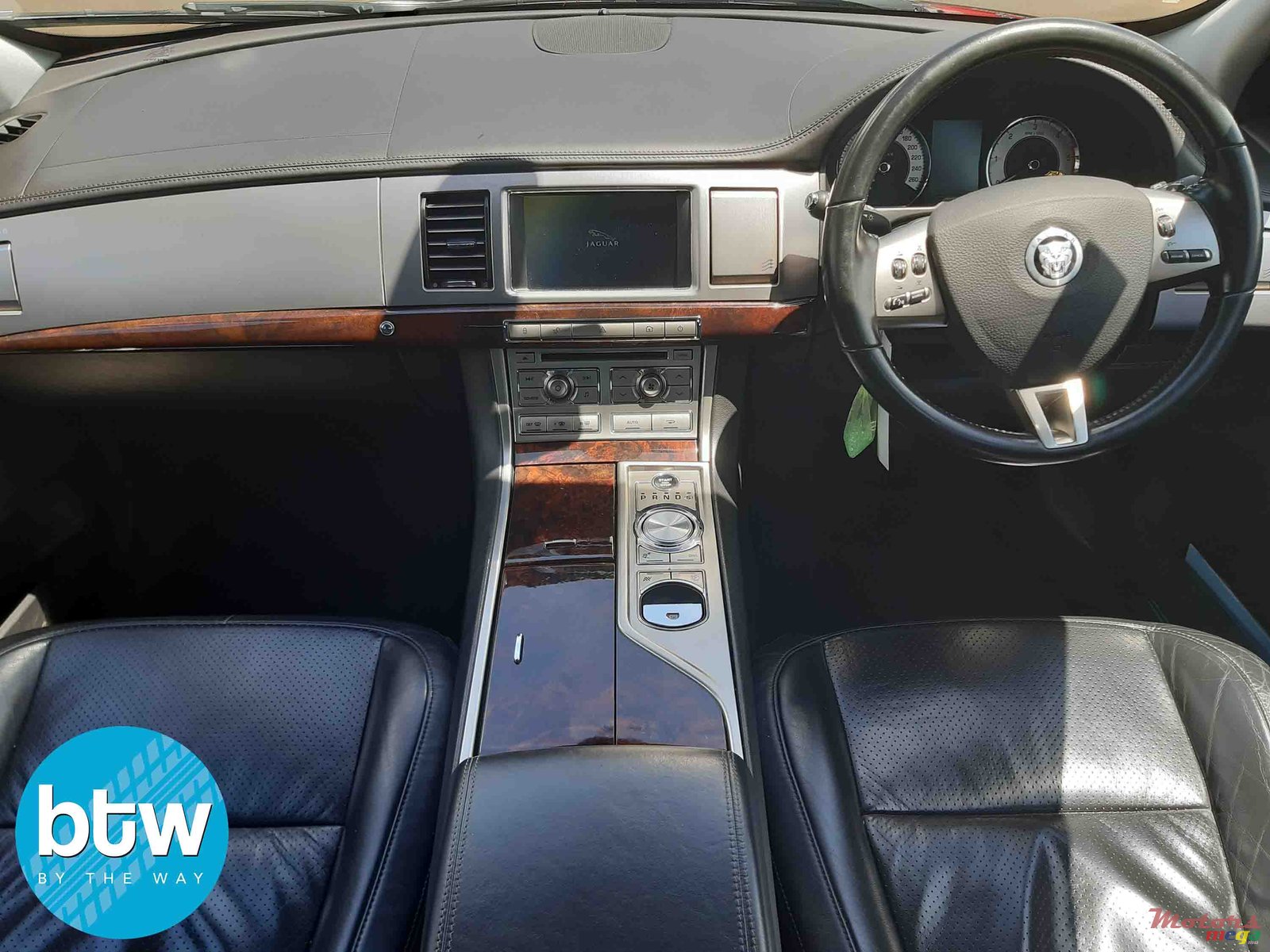 2011' Jaguar XF Sport photo #6