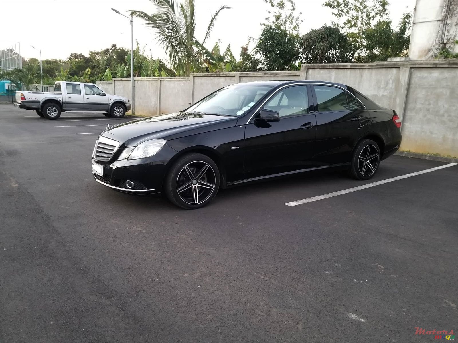 2010' Mercedes-Benz E-Class photo #3