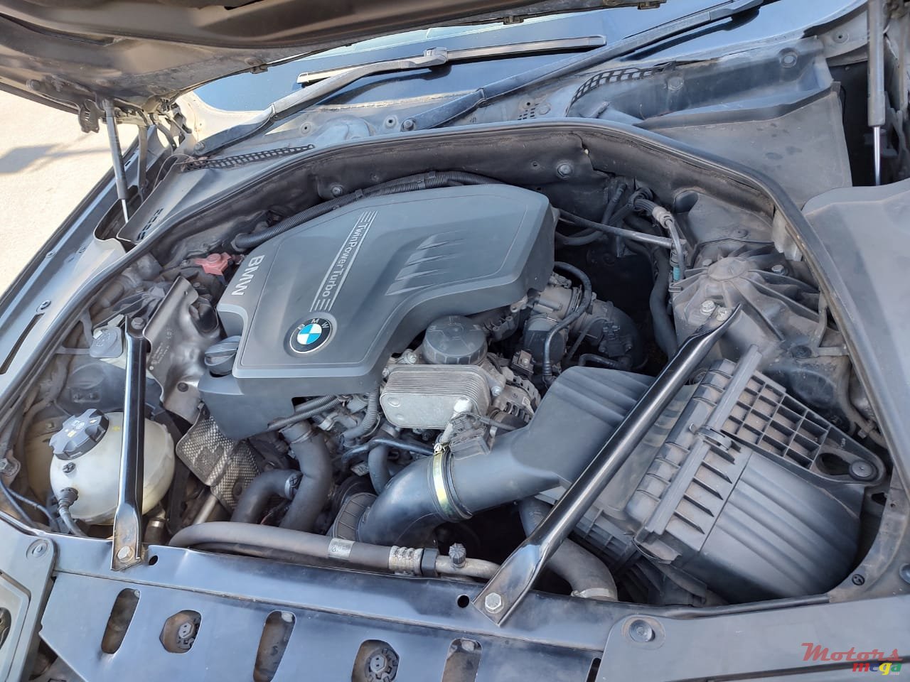 2012' BMW 520 photo #6