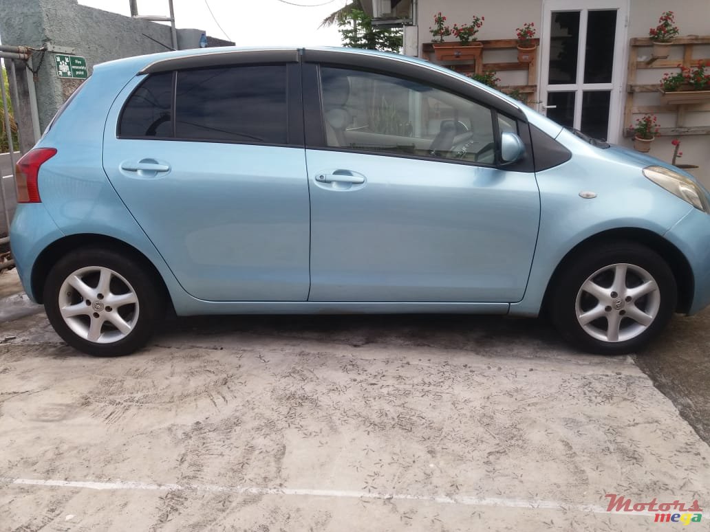 2006' Toyota Vitz photo #3