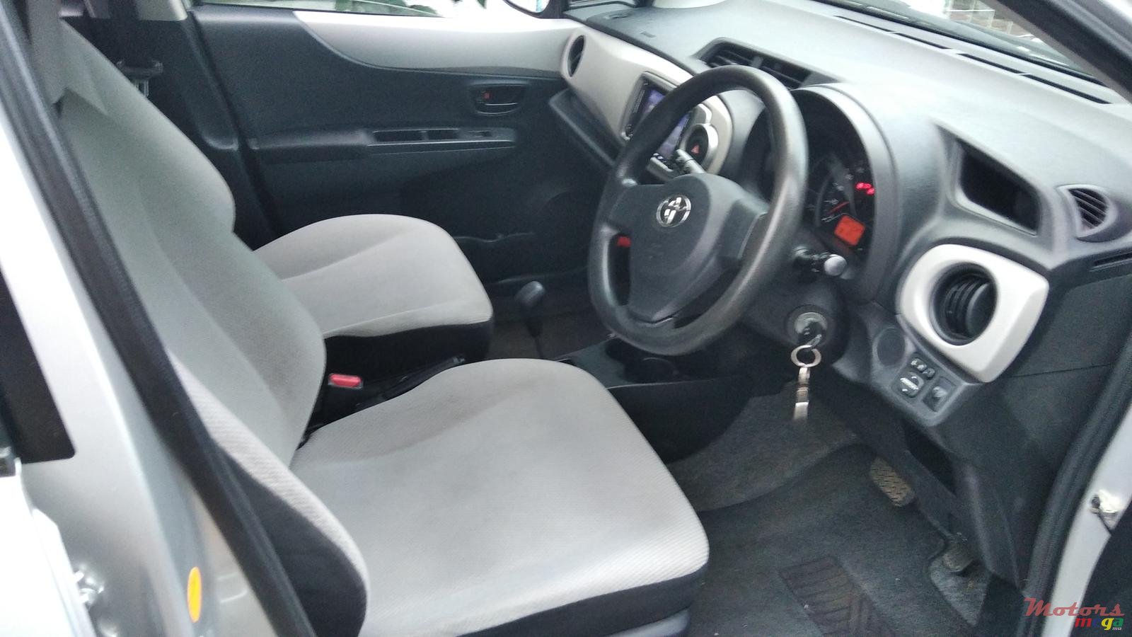 2011' Toyota Vitz photo #5