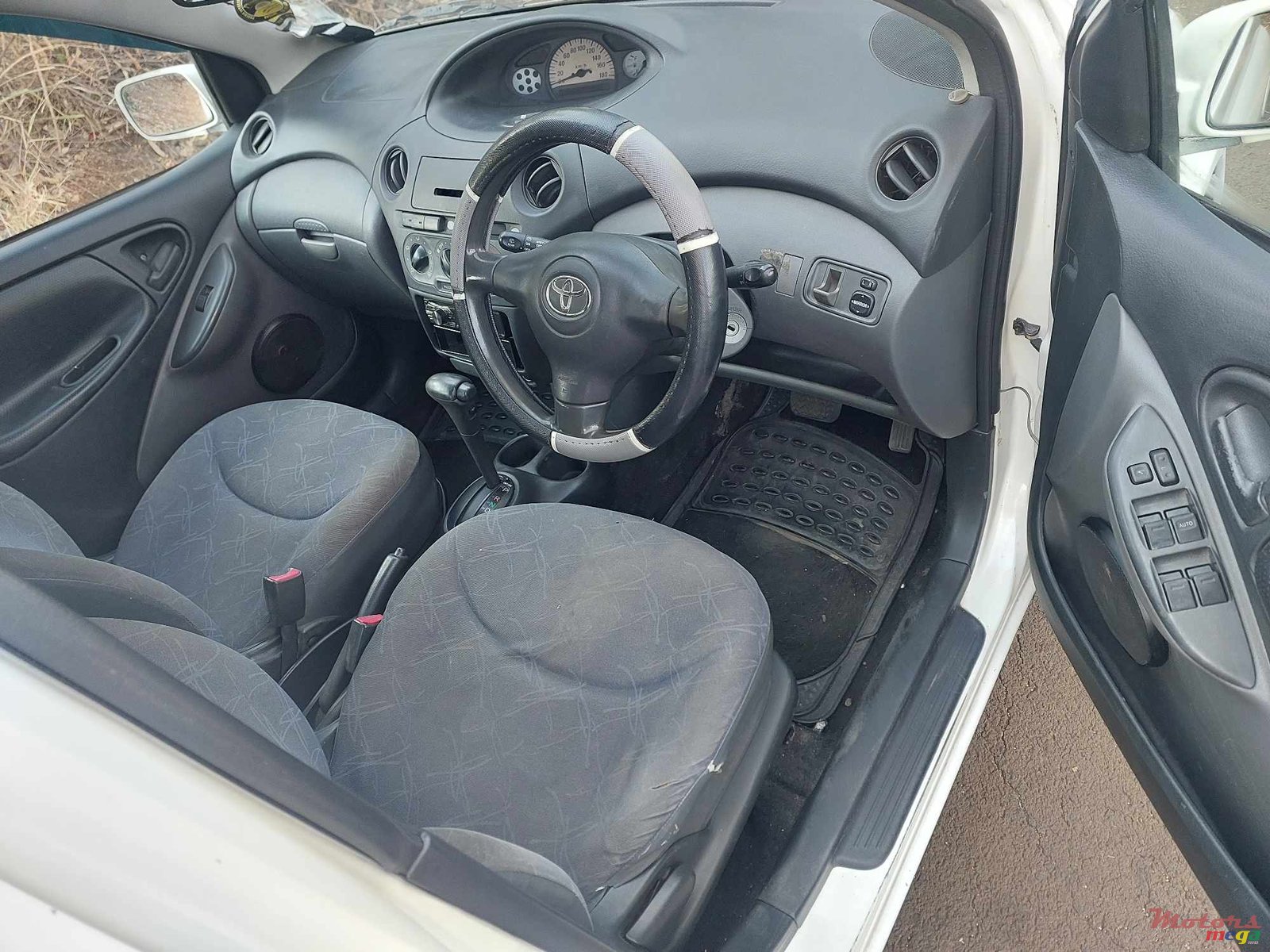 2003' Toyota Vitz SCP10 photo #6