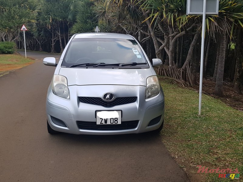 2008' Toyota Vitz photo #3
