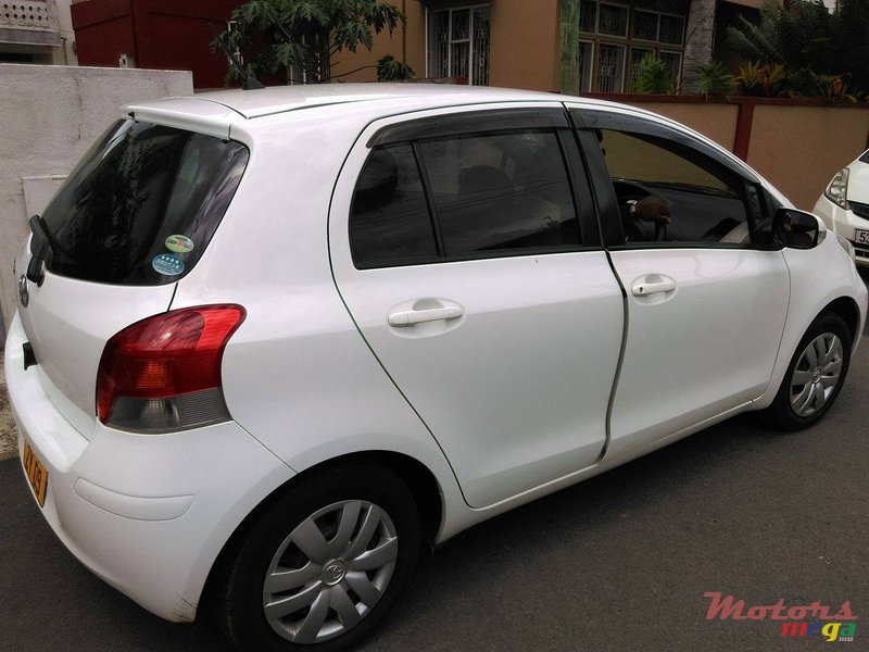 2009' Toyota Vitz photo #1