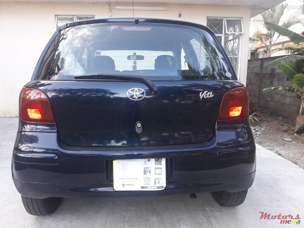 2002' Toyota Vitz photo #1