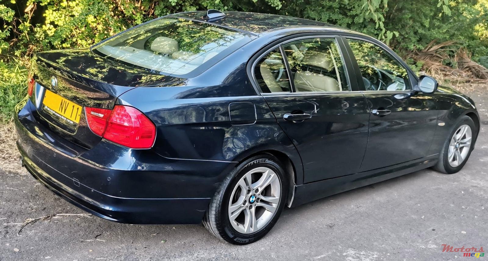 2011' BMW 3 Series photo #4