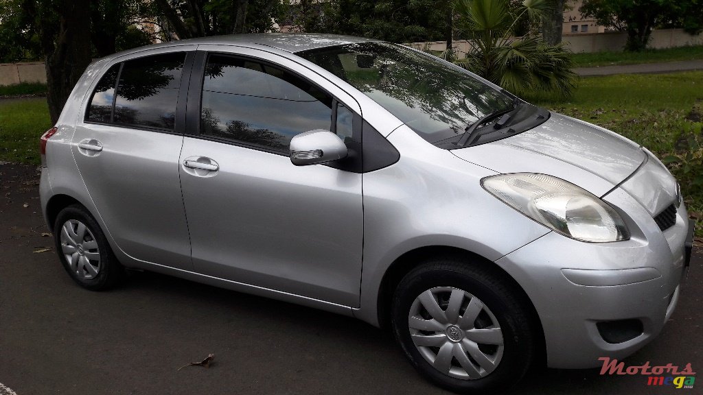 2009' Toyota Vitz photo #3