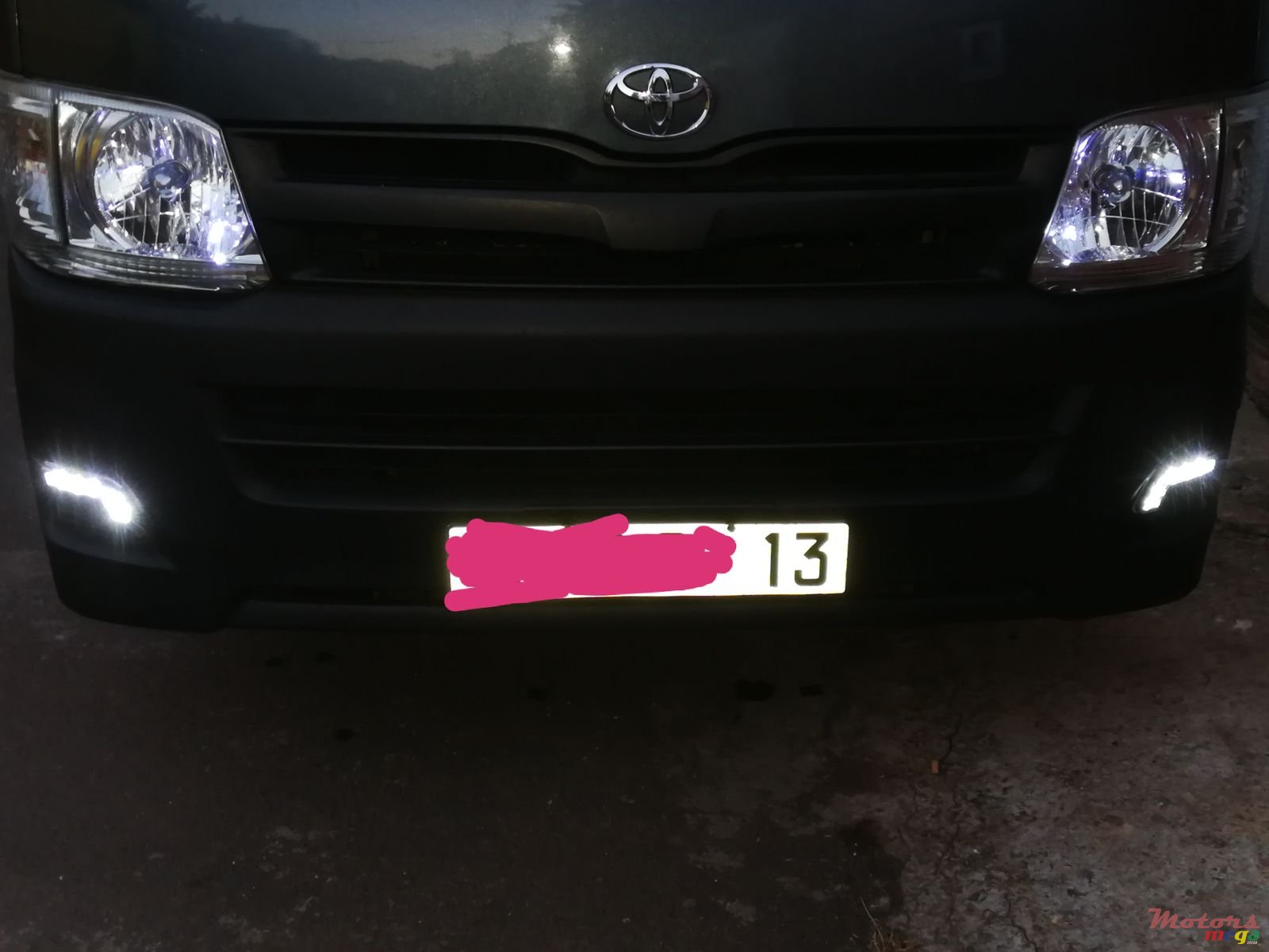 2013' Toyota HiAce photo #1