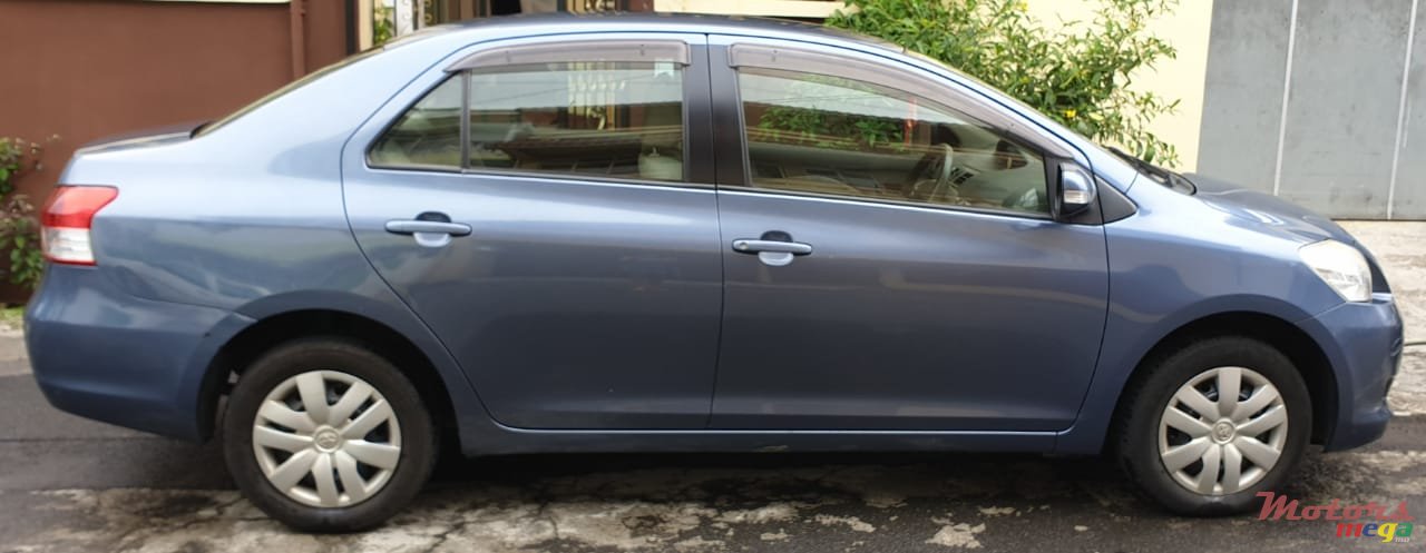 2011' Toyota Yaris photo #3