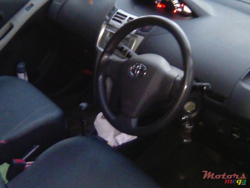 2007' Toyota Vitz photo #4