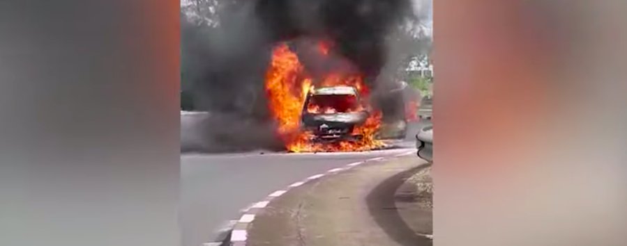 Riche-Terre : une voiture en proie aux flammes