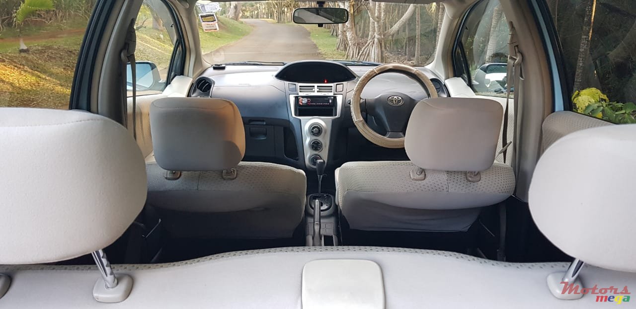 2006' Toyota Vitz photo #5