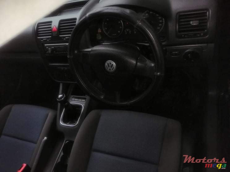 2009' Volkswagen Golf photo #4