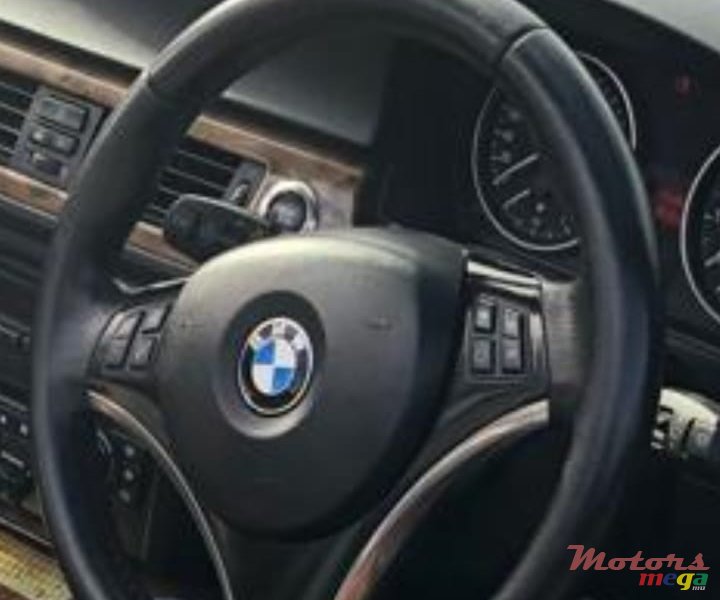 2010' BMW 3 Series Convertible photo #2