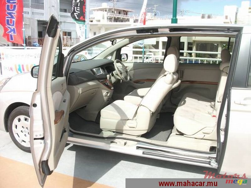 2011' Toyota Isis photo #7