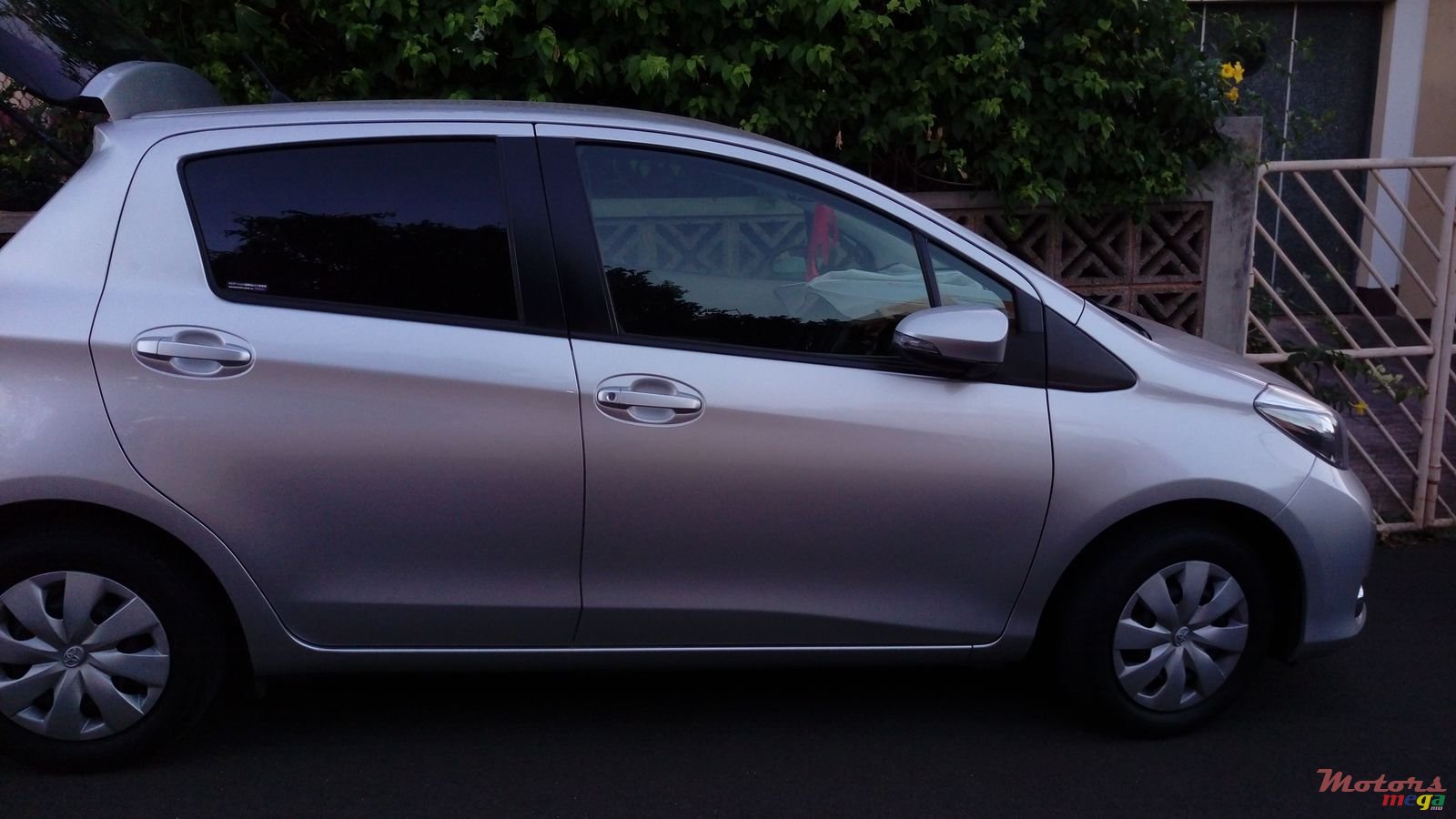 2013' Toyota Vitz photo #1