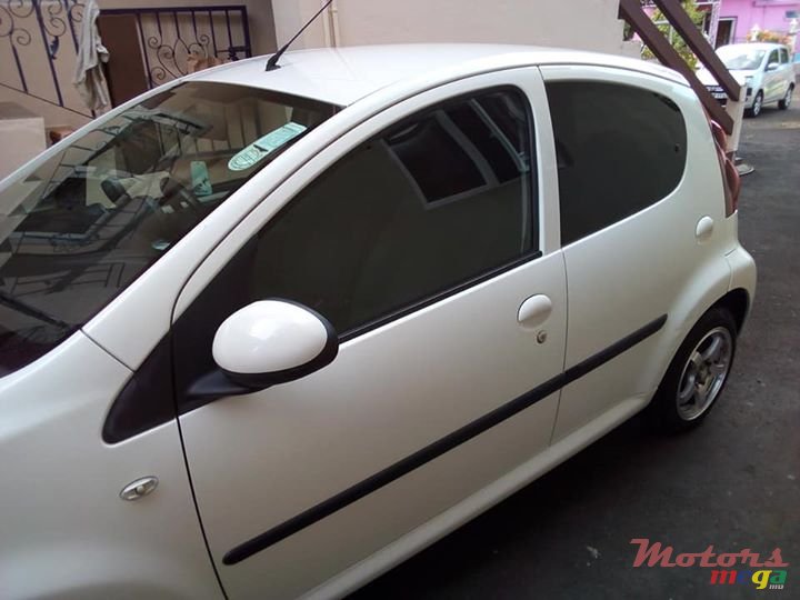 2012' Peugeot 107 photo #4