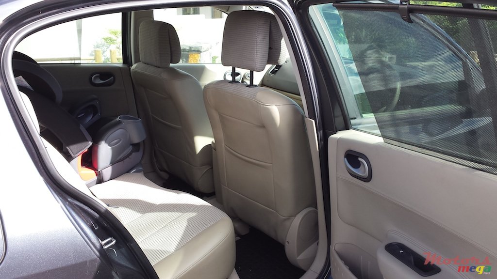 2009' Renault Megane photo #5