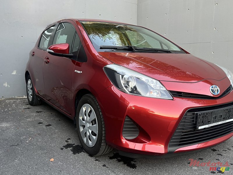 2013' Toyota Yaris 1.5 HYBRIDE ACTIF photo #3