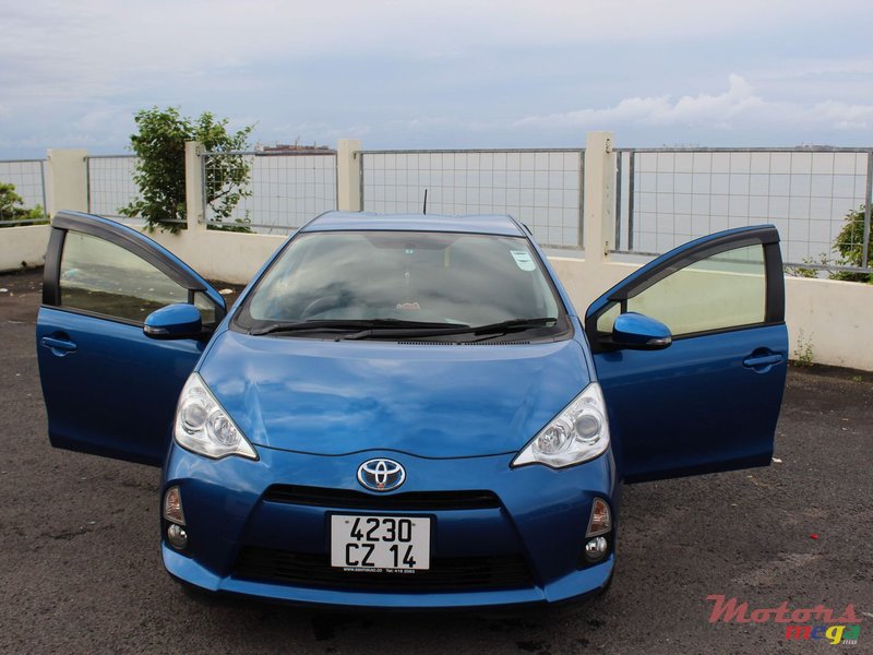 2014' Toyota Prius c photo #1