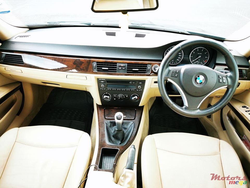 2011' BMW 3 Series 320i photo #5