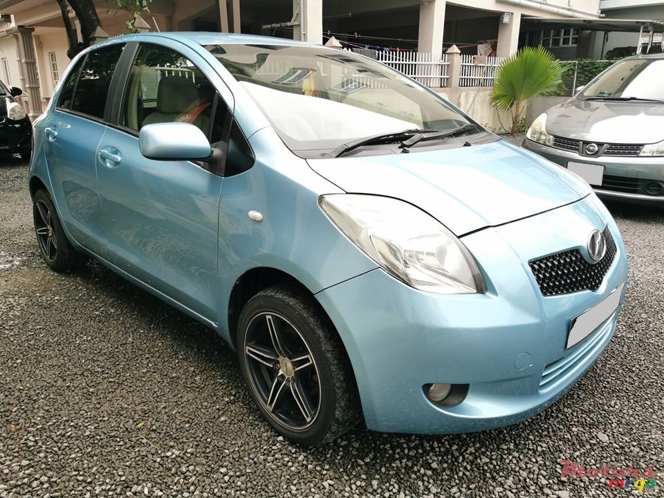 2006' Toyota Vitz photo #2