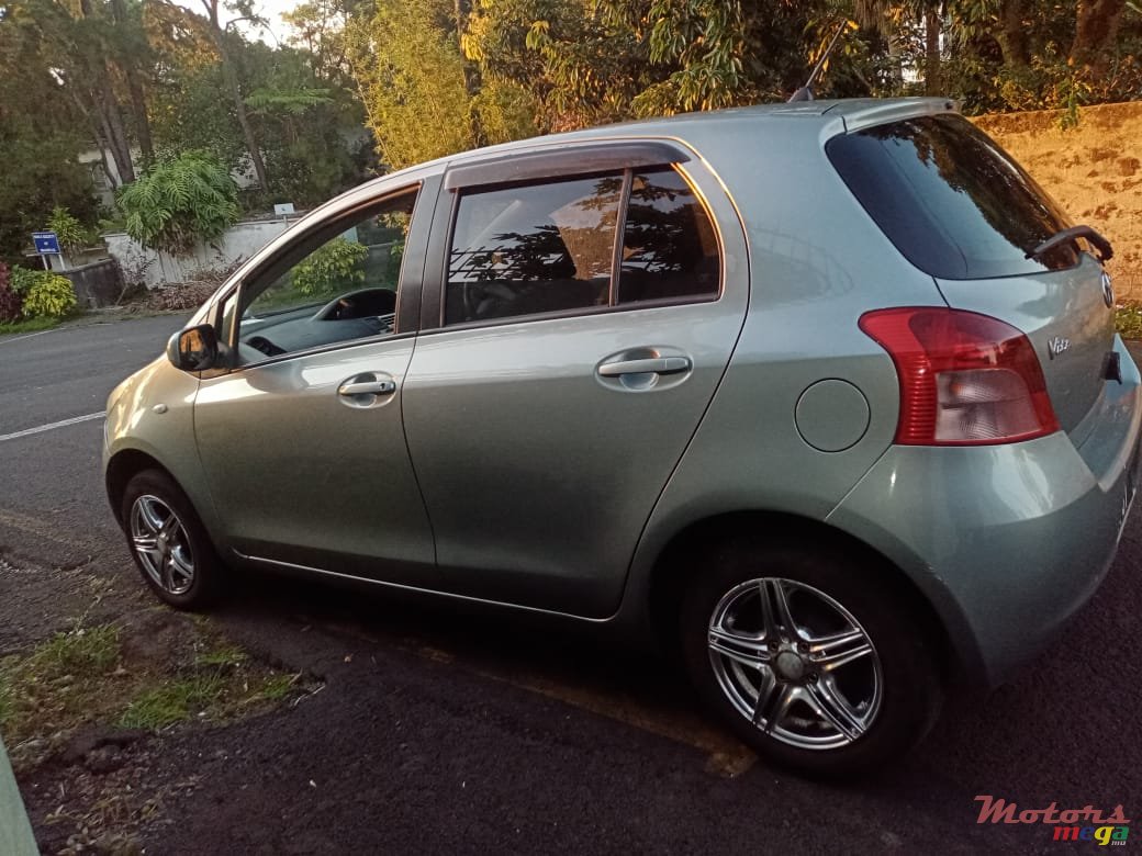 2007' Toyota Vitz photo #1