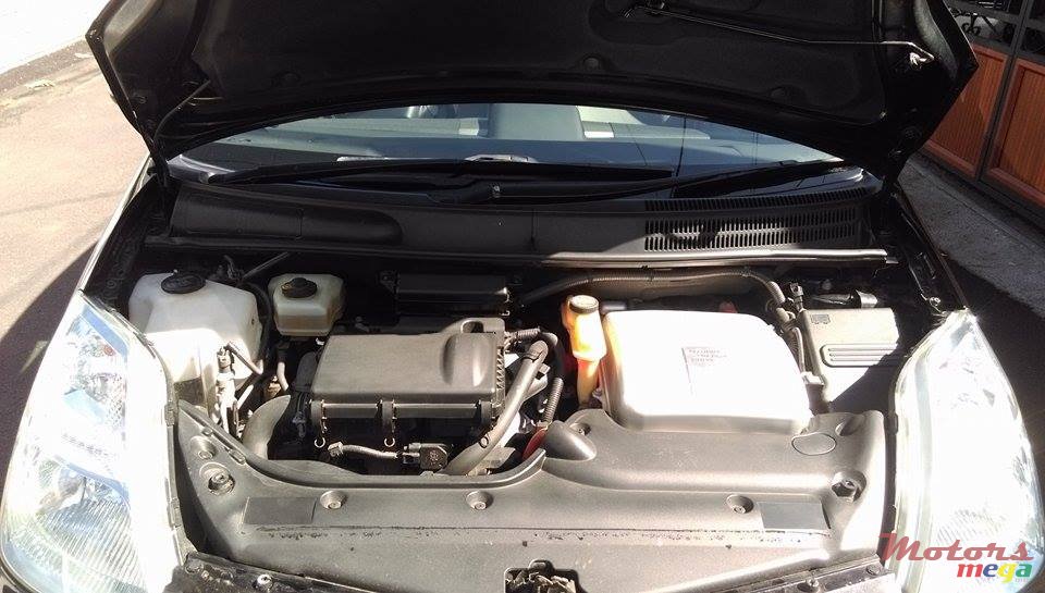 2008' Toyota Prius photo #4