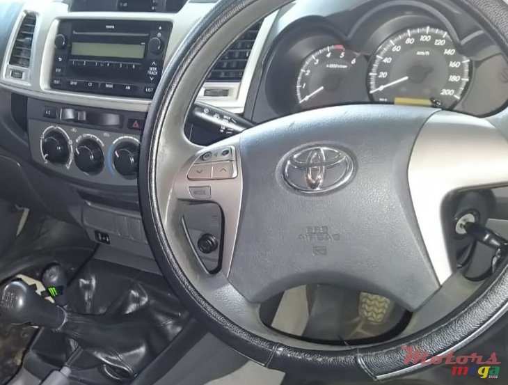 2013' Toyota Hilux 4x4 photo #7