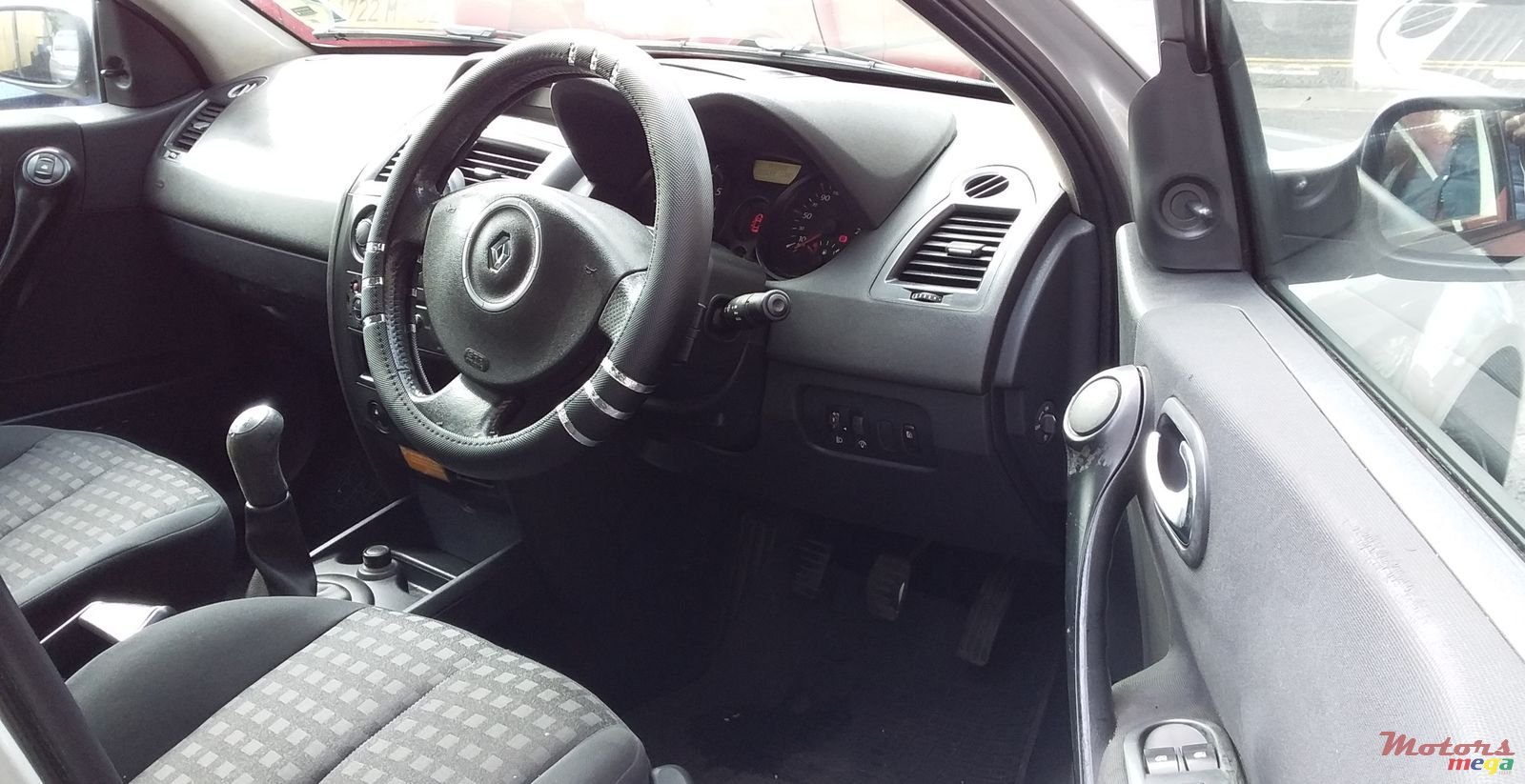 2008' Renault Megane photo #2