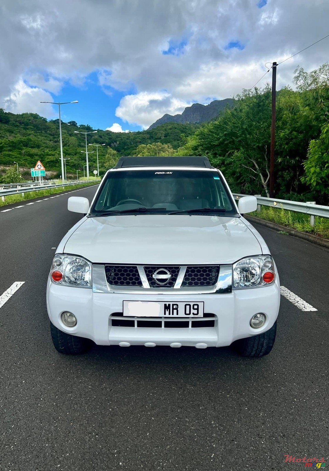 2009' Nissan Hardbody photo #1