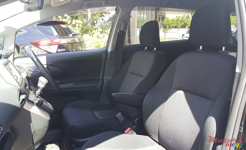 2013' Toyota Wish photo #3