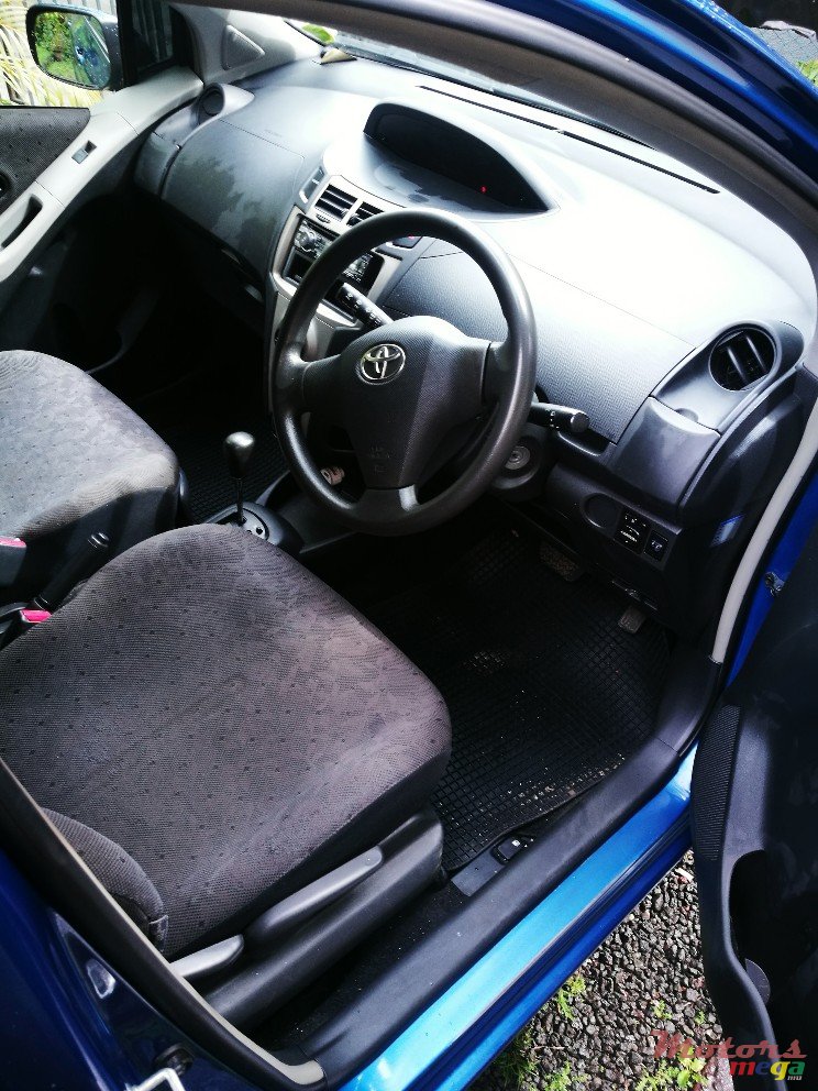 2008' Toyota Vitz photo #3