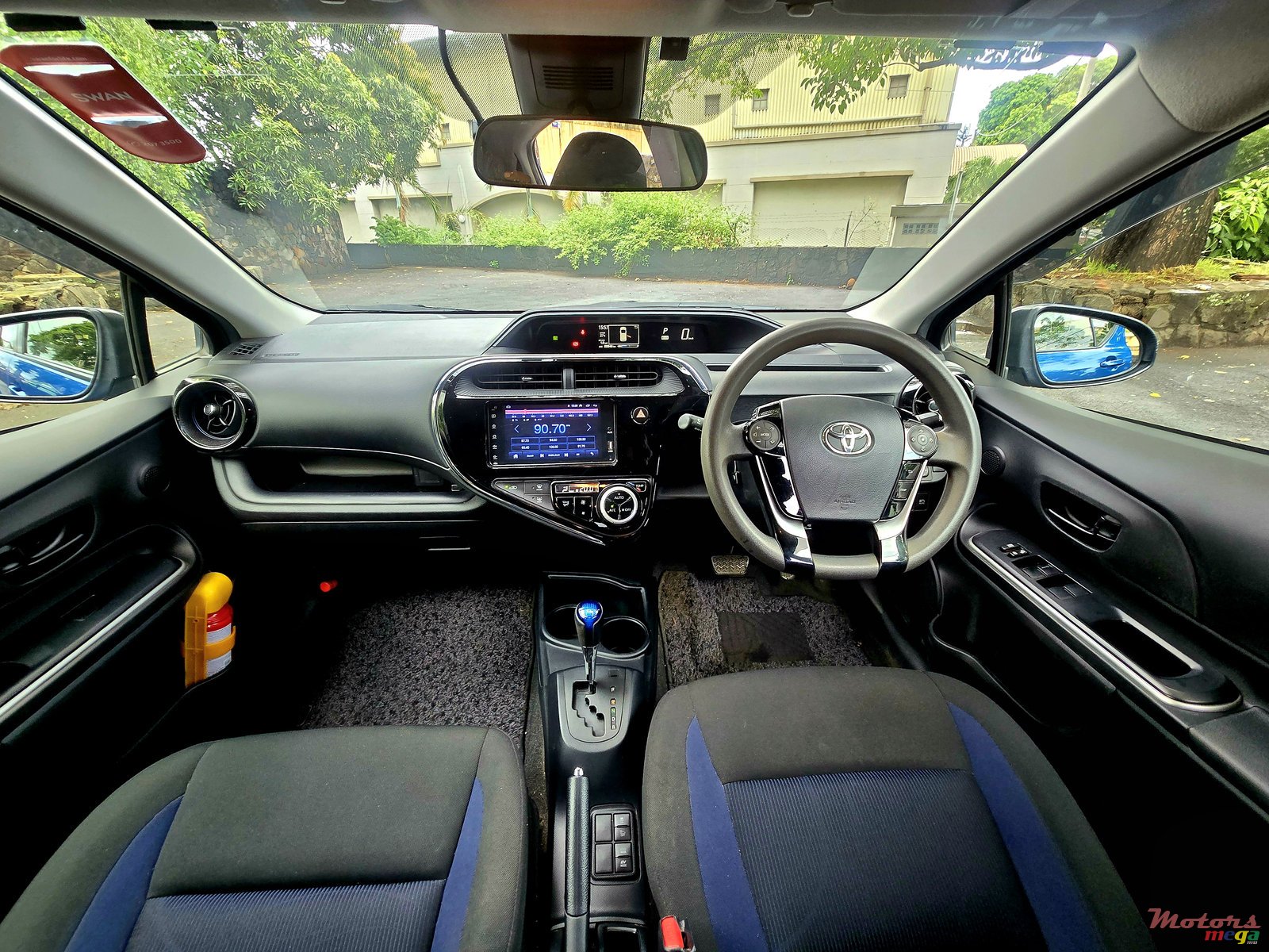 2017' Toyota Aqua Full options photo #5