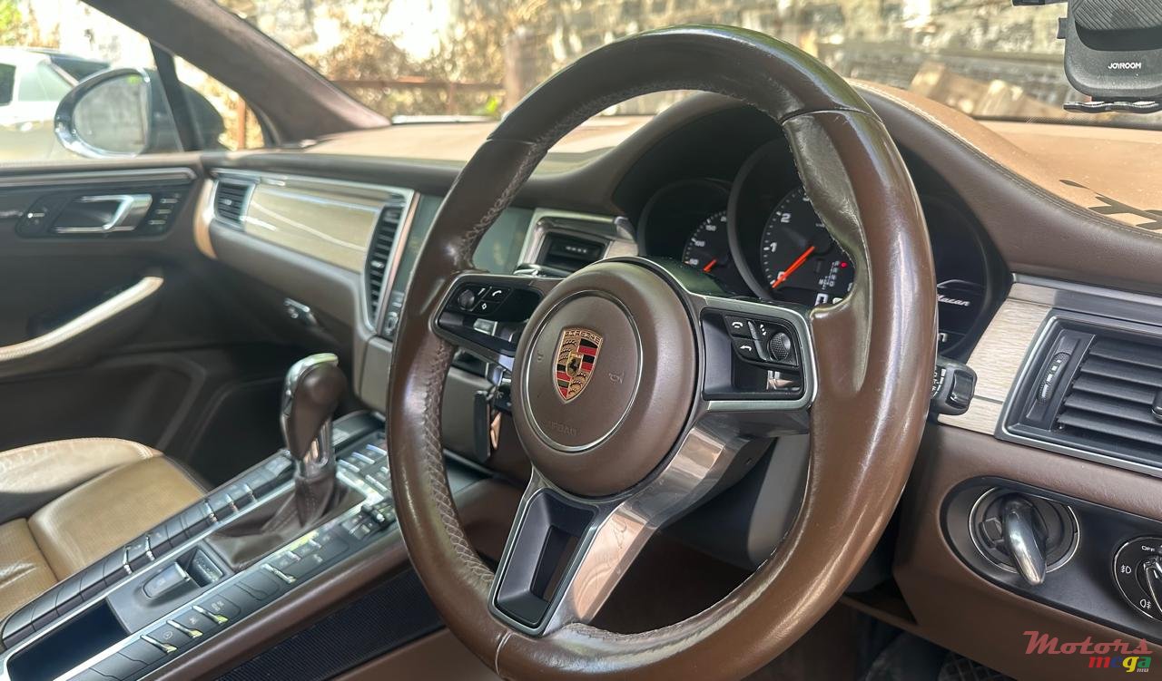 2017' Porsche Macan photo #2