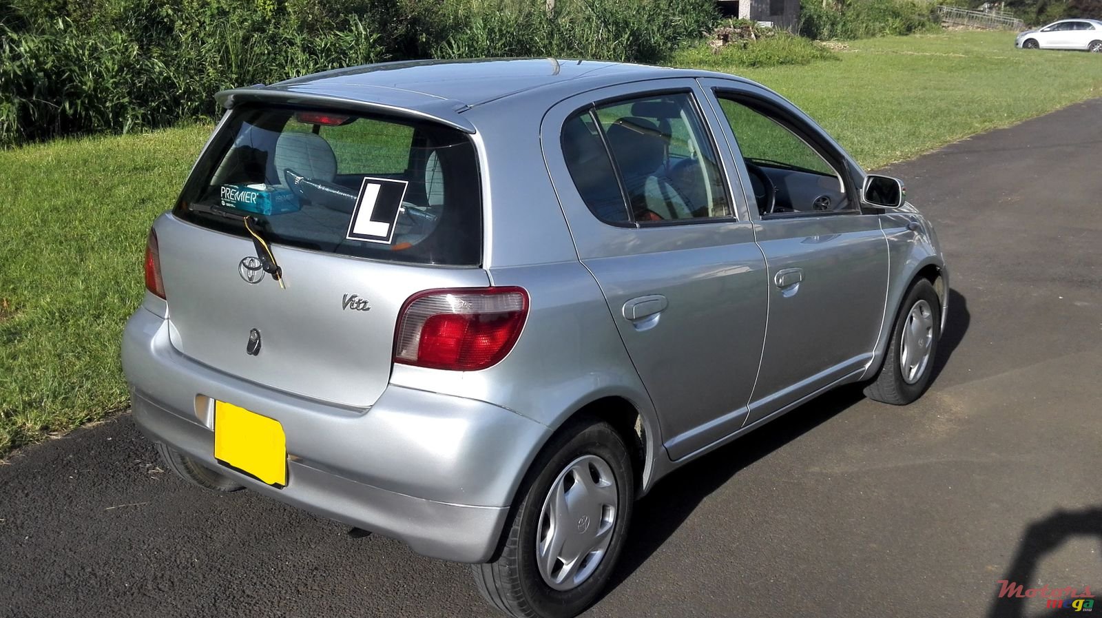 2000' Toyota Vitz photo #2