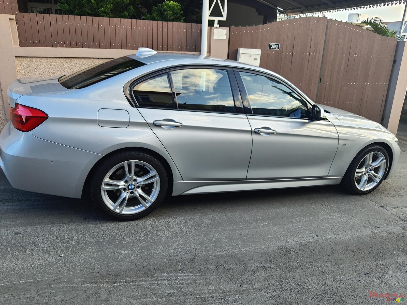 2017' BMW 3 Series photo #4