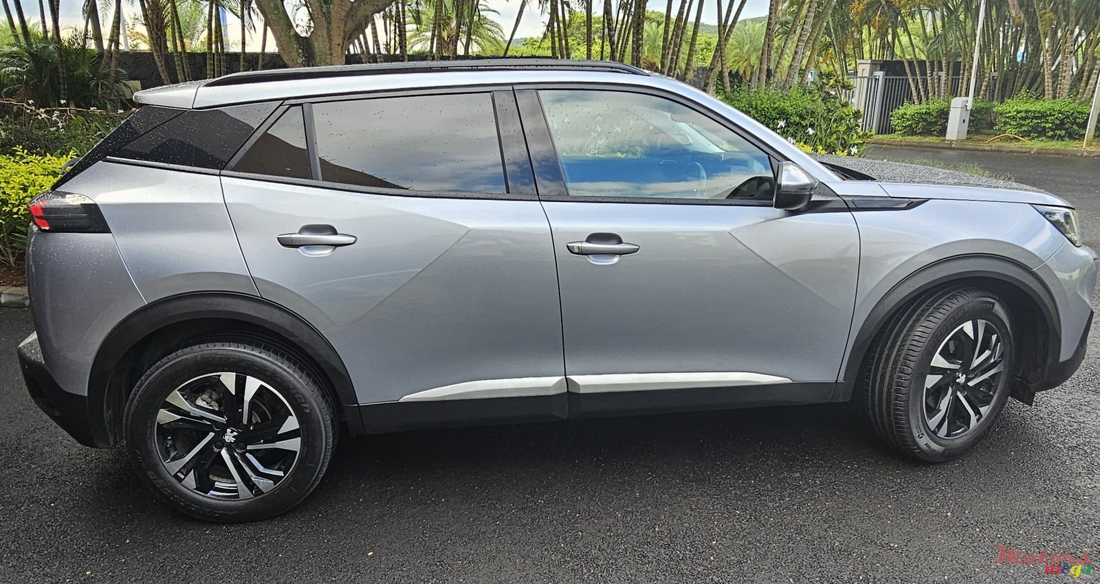2020' Peugeot 2008 photo #3