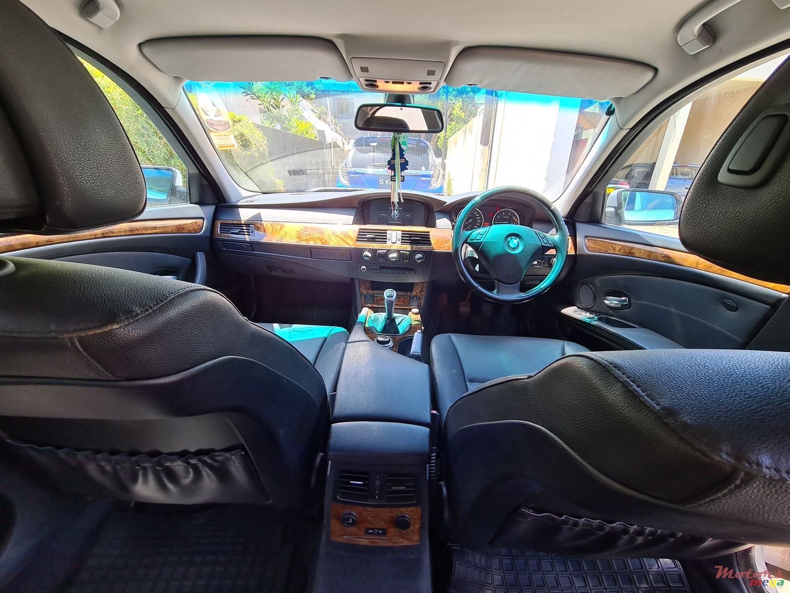 2009' BMW 523 photo #4