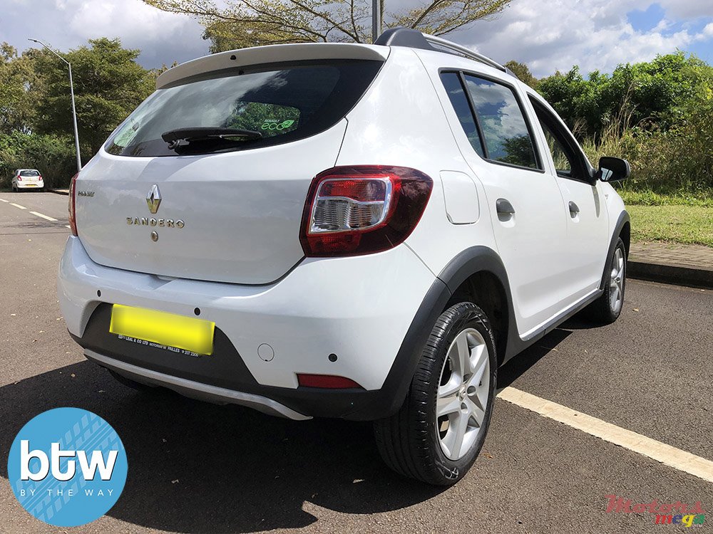 2015' Renault Sandero photo #2