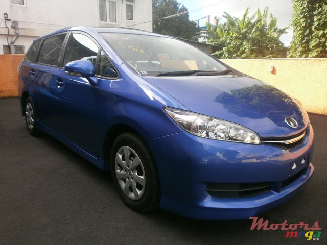 2013' Toyota WISH photo #2