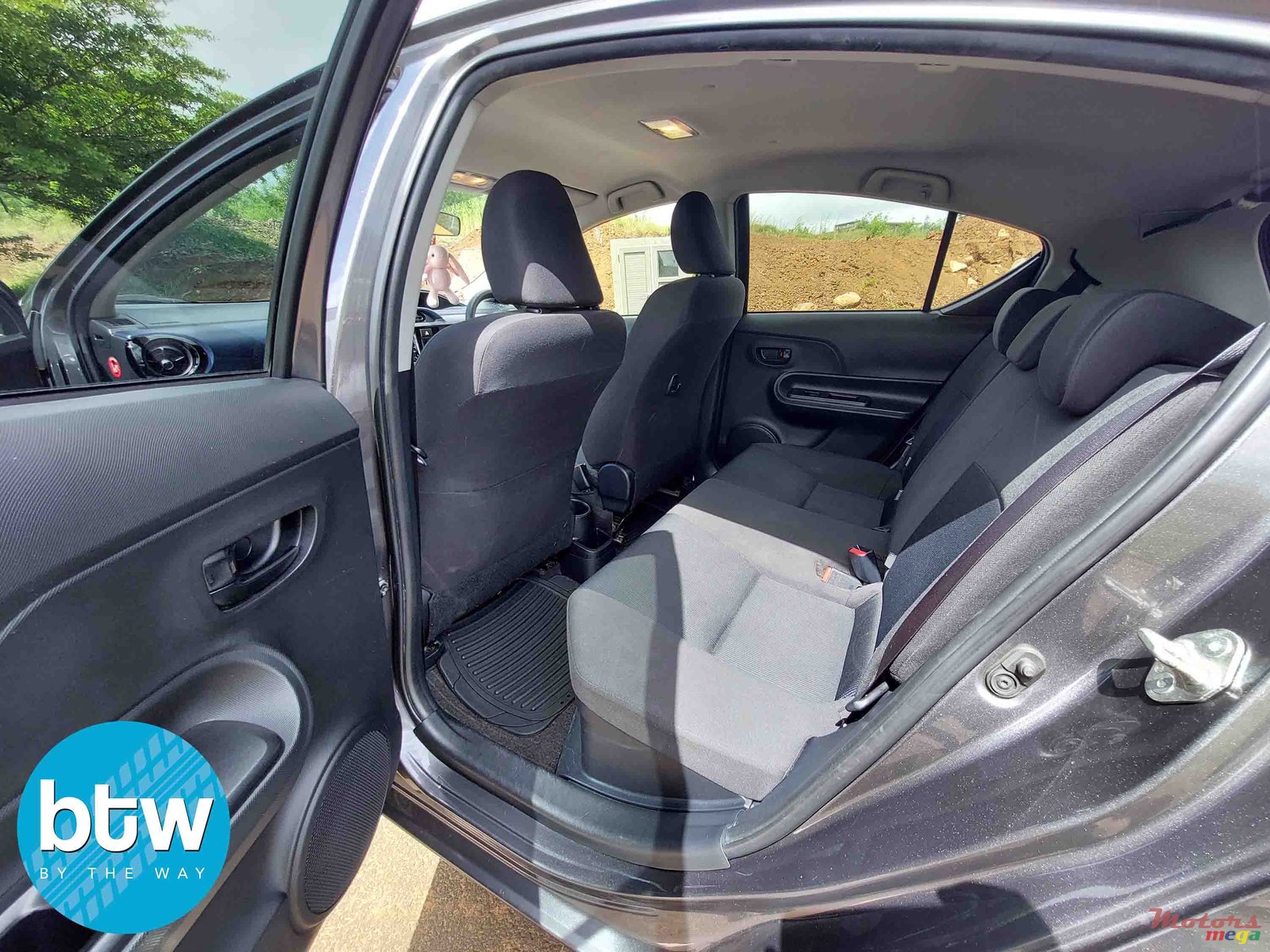 2016' Toyota Aqua photo #5