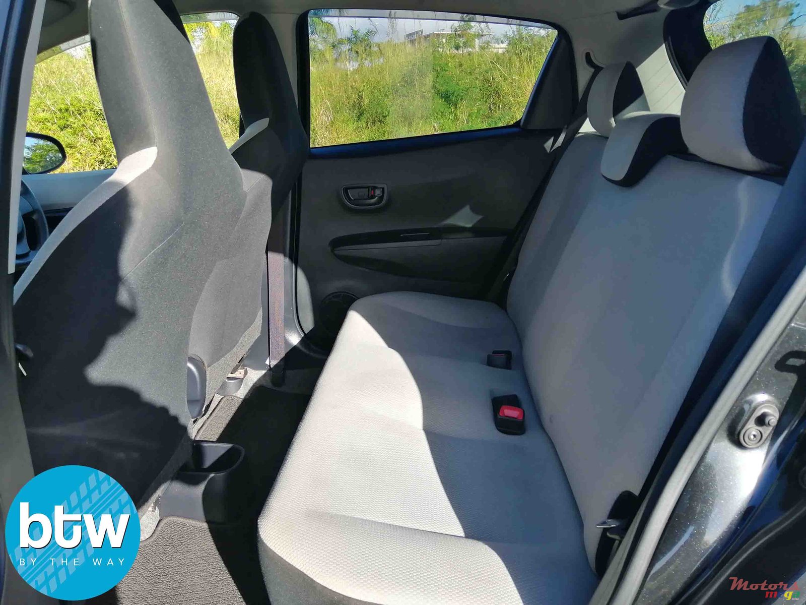 2014' Toyota Vitz photo #3