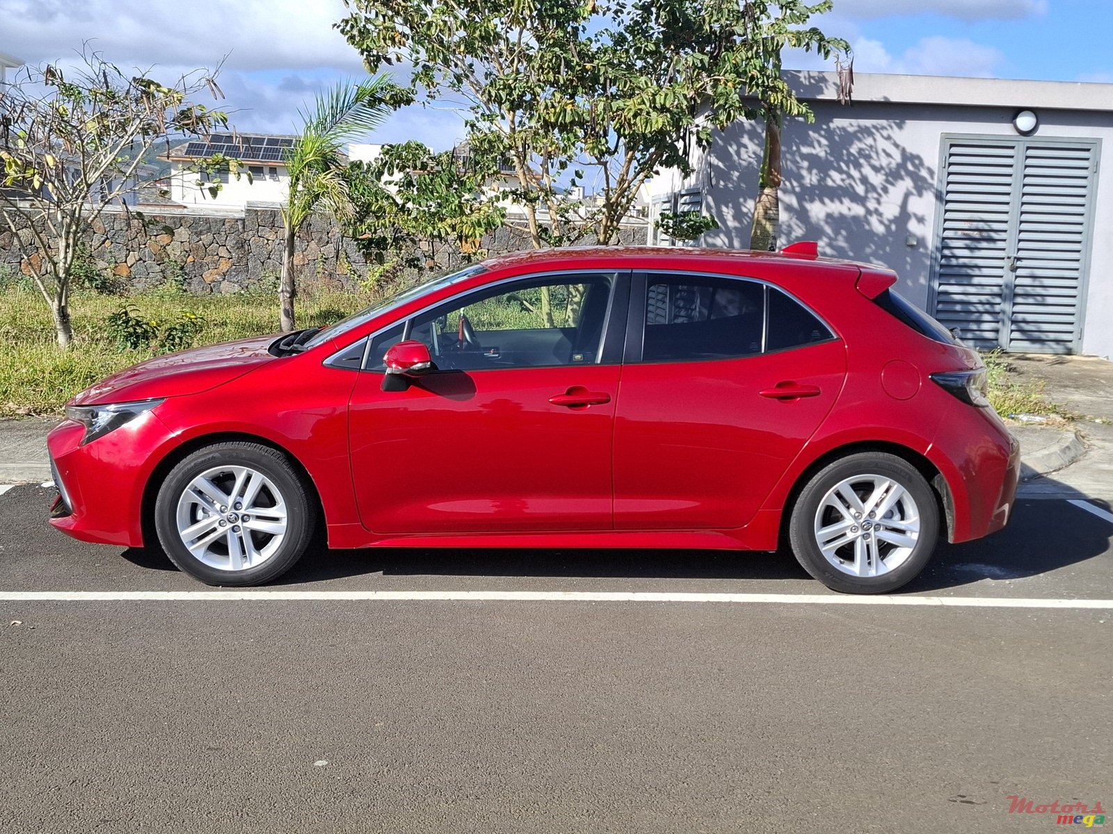 2021' Toyota Corolla photo #2